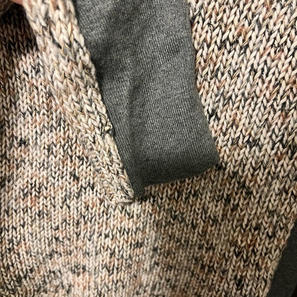 Crew Neck sweater! Size medium but runs like a small - Picture 3 of 7